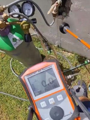 Detección y localización de fugas de agua con equipo profesional